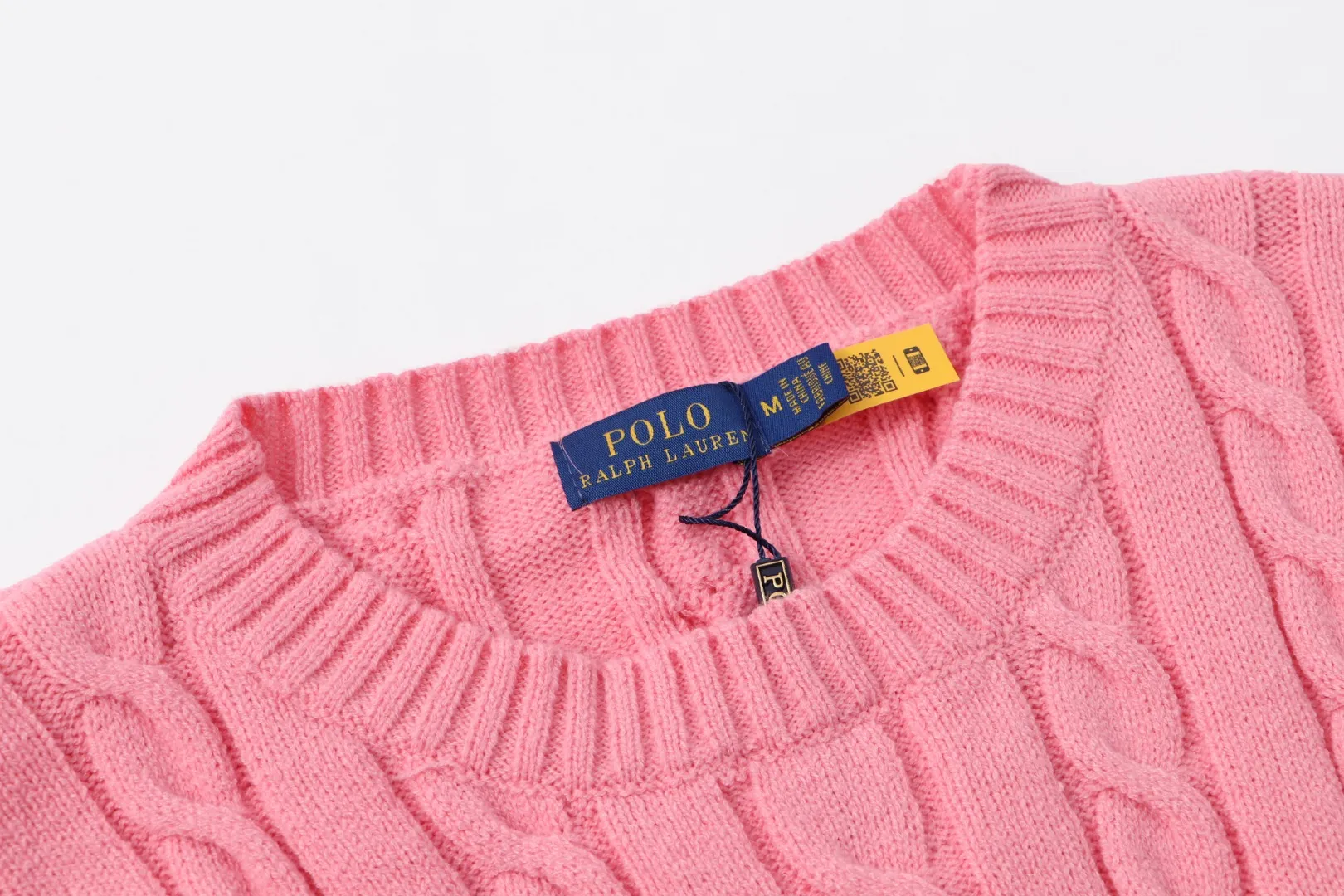 P210 [Ralph Lauren round neck solid color pony embroidery logo twist knitted sweater] ✅Ralph Lauren classic basic versatile knitted pullover crew neck sweater for men and women ✅Main supplier platform live broadcast Wholesale entity Replenish when out of stock will not be removed from the shelves ✅ZP quality 1:1 pattern making Scan the code to enter the GF website Counter quality ✅Detailed quality is the only one in Guangzhou Imported quality cotton yarn Focus on high-end cost-effective Good quality Needless to say ✅The version is restored to the original version. The maximum size can be worn up to 1105 pounds. Loose, comfortable and stress-free. ✅The upper body is simple and easy to match. A must-have for ootd. Good-looking clothes are never picky. A must-have in couples’ wardrobes. Size: S-XL. Color: black, white, gray, royal blue, pink, sky blue, khaki.